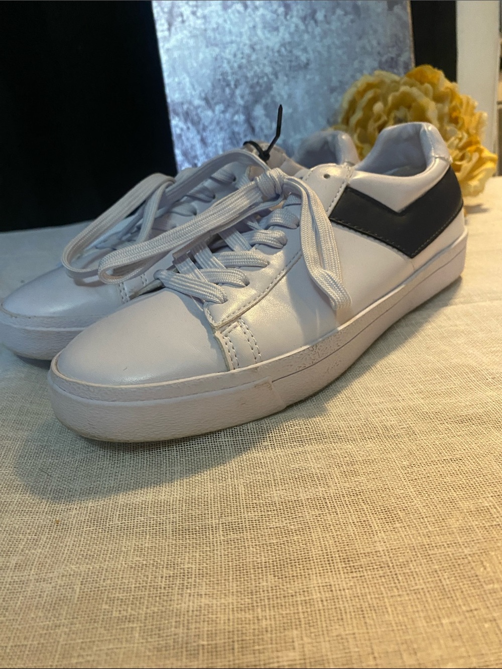 PONY SZ 7.5 Women’s White Top Star Lo-Core Sneakers with Navy Blue Accent